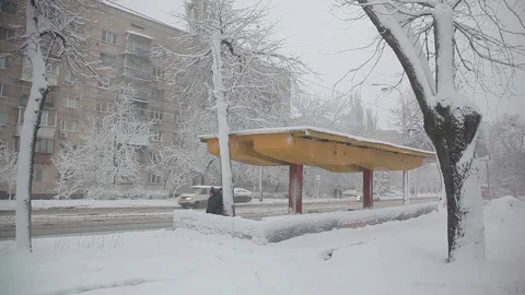 Snowfall. bus stop in winter. pedestrians in the metropolis. traffic jams in the Video stock 126596013