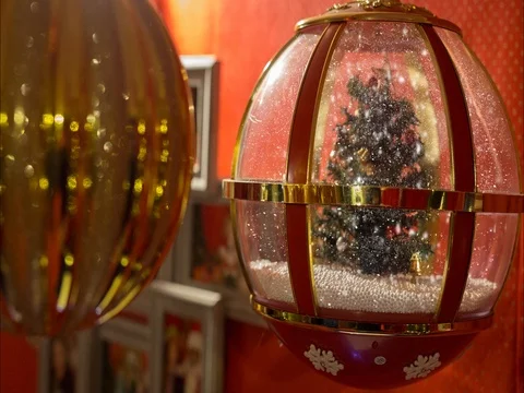 Snowfall in Christmas ball Video stock 81578163