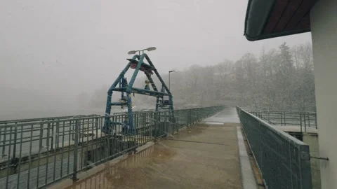 Snowfall at the dam 库存影片 261818804