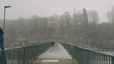 Snowfall at the dam 库存影片 261818862