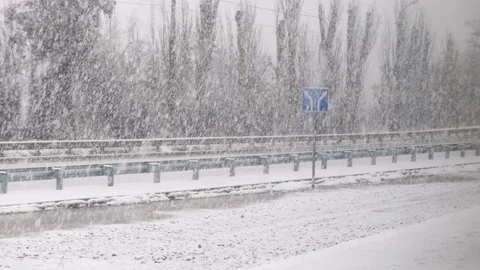 Snowfall is an empty city. Video stock 168878888