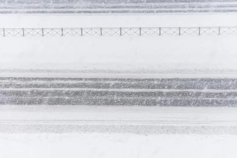 Snowfall on the empty highway, with poor visibility. Foto stock