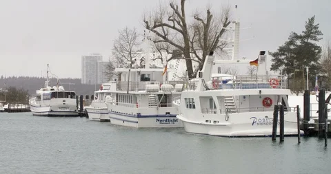 Snowfall at a Harbor in Northern Germany 動画素材 86887448