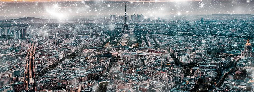Snowfall over Eiffel Tower  winter in Paris Stockfoto's