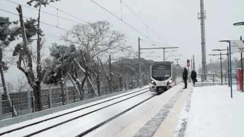 Snowfall in slow motion and train Vidéo 148821816