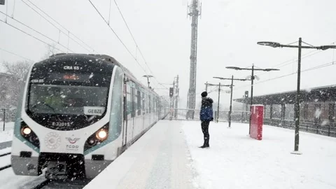 Snowfall in slow motion and train Vidéo 148826176