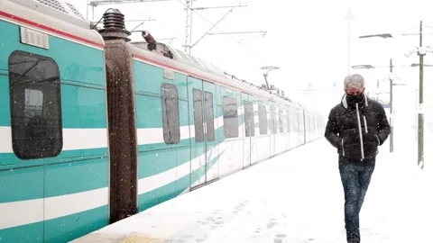 Snowfall in slow motion and train Vidéo 148826241