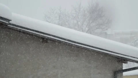 Snowfall. A thick layer of snow lies on the roof of the house. Stock Footage 304876829