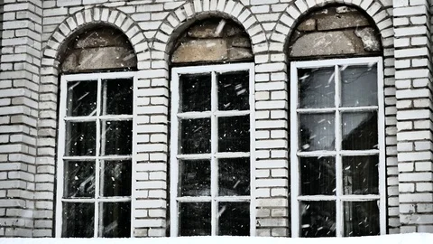 Snowfall. The Windows of the house reflect the branches. Vídeos de archivo 121320448