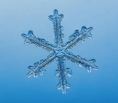 Snowflake on smooth gradient background. Macro photo of real snow crystal on 스톡 사진