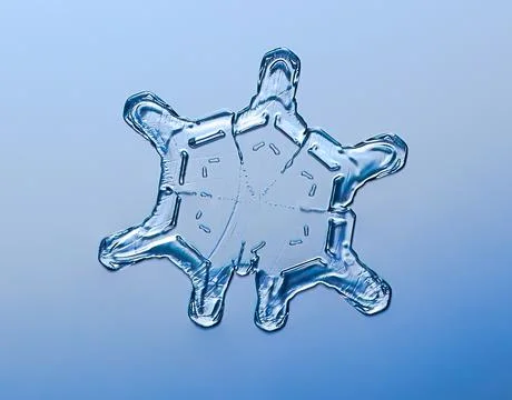Snowflake on smooth gradient background. Macro photo of real snow crystal on 스톡 사진