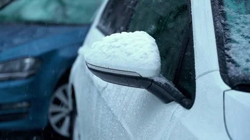 Snowflakes on the mirror of the car 스톡 동영상 85928025