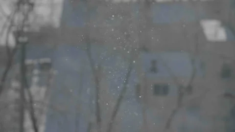 Snowflakes in sunlight. Snowfall in the city. 库存影片 165976155