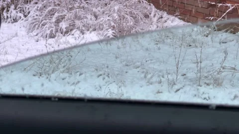 Snowing as car window goes down and up again Vídeos de archivo 150877547