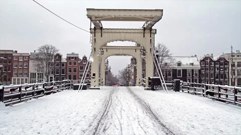 Snowing at the historical Tiny Bridge in winter in the Netherlands Video stock 301406631