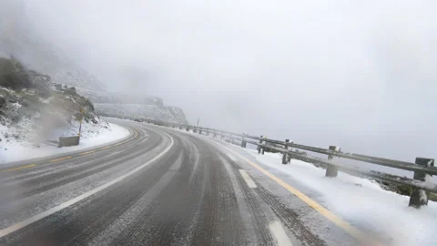 Snowing on the N339 road Vídeo Stock 167670556