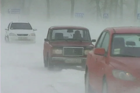 Snowing on road Stock-Footage 1100430