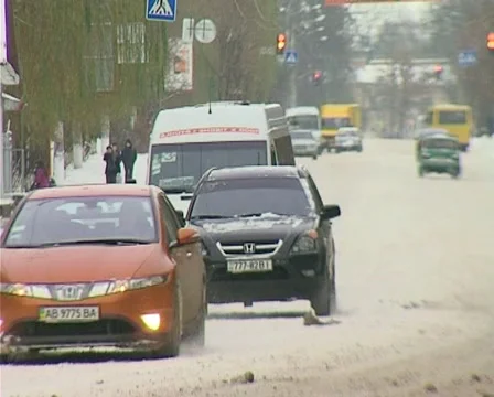 Snowing on road Stockbeeldmateriaal 1100473