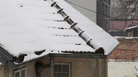 Snowing in the suburbs 库存影片 46773647