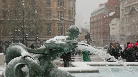 Snowing in Trafalgar Square Video stock 11129956