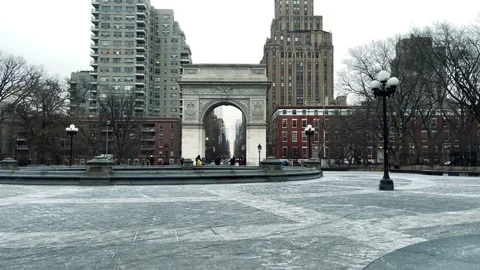 Snowing in Washington Square Park cold winter day arch monument NYC Stockbeeldmateriaal 147633488