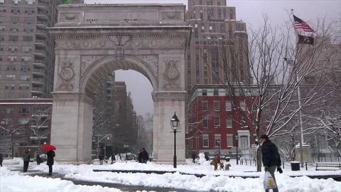 Snowing in Washington Square Park Video stock 82095321