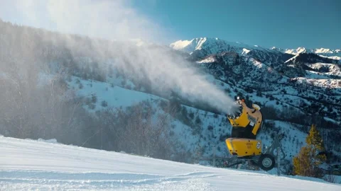 Snowmaking machine at mountain ski resort. 스톡 동영상 330014667