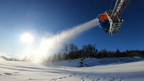 Snowmaking by snow cannon 库存影片 121071231