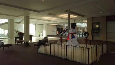 Snowman scene at an empty shopping mall Stock-Footage 162776276