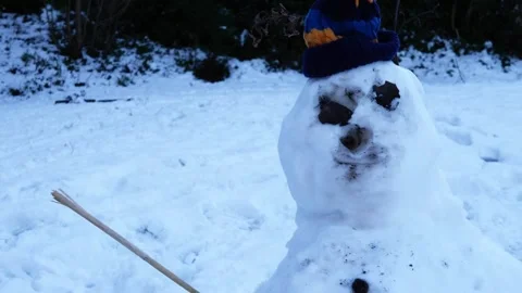 Snowman in wool hat in winter park Vídeos de archivo 237431178