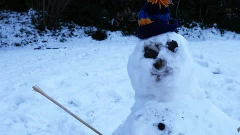 Snowman in wool hat in winter park Vídeos de archivo 238372093