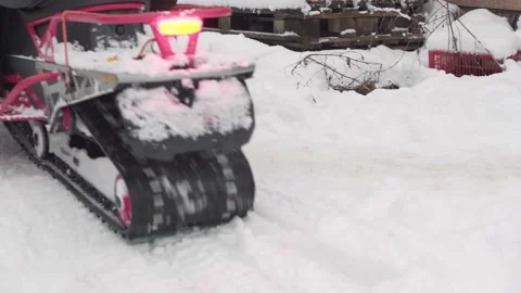 The snowmobile is moving in reverse. Close-up rear view. Stockbeeldmateriaal 146705128