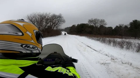 Snowmobile Over Shoulder Shot Vídeos de archivo 102535965