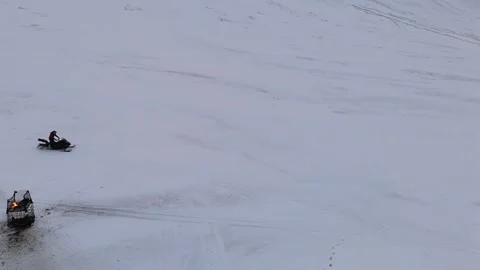 Snowmobile Passing a Stationary Cargo Sled with a Glowing Light in Svalbard Vídeo Stock 342832233