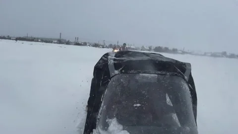 Snowmobile at speed. Red sun at sunset 스톡 동영상 249390437