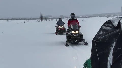 Snowmobile at speed. Red sun at sunset 스톡 동영상 249390513