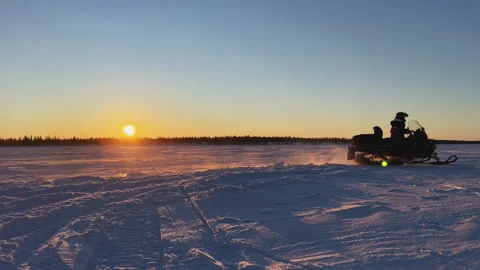 Snowmobile at speed. Red sun at sunset 스톡 동영상 249390622