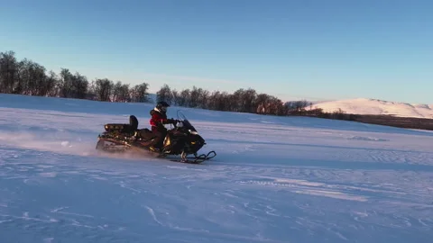 Snowmobile at speed. Red sun at sunset 스톡 동영상 249391063