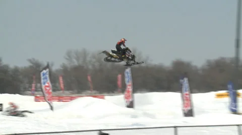 Snowmobile Takes Corner to Jump Видео 38720140