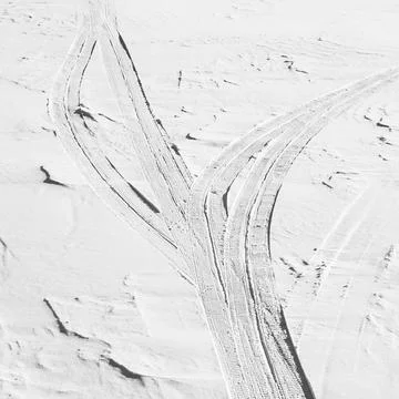 Snowmobile trail on a snow surface Stock-Fotos