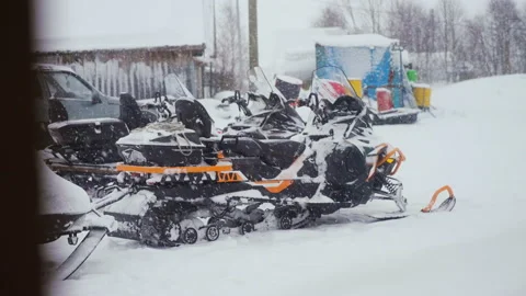 Snowmobiles stand. snowfall Vidéo 188775765