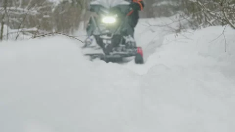 Snowmobiling in the cold winter. Vídeo Stock 331371412