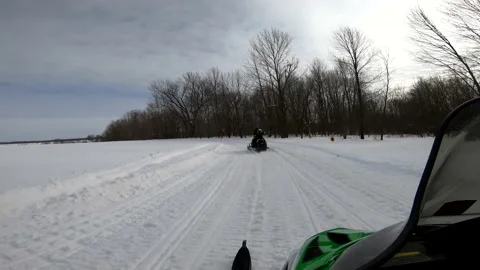Snowmobiling Onboard View Left Turn and Treeline on Right Vídeos de archivo 130215943