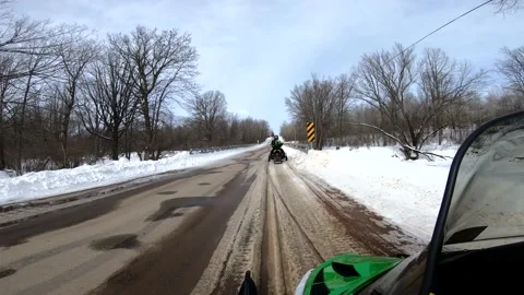 Snowmobiling Onboard View On a road and Turning onto a Trail Vídeos de archivo 130216979