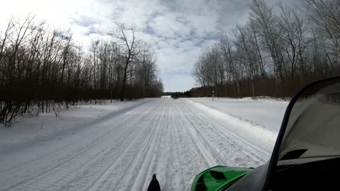 Snowmobiling Onboard View of Trees and the Trail Opening Up Vídeos de archivo 130218797