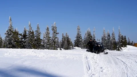 Snowmobiling in winter in the mountains Stock-Footage 105040702