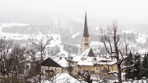 Snowstorm in the Austrian town 库存影片 71219406