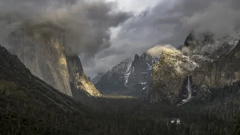 Snowstorm Clouds Clear Over Yosemite Valley at Tunnel View Time Lapse 库存影片 171604323