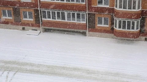 Snowstorm. Multi-storey building on the courtyard Vidéo 81007216