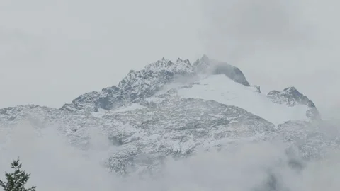 Snowy alpine mountain top with clouds Stock-Footage 285567058